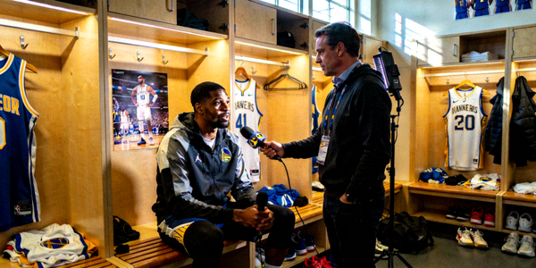 篮球运动员在更衣室接受采访