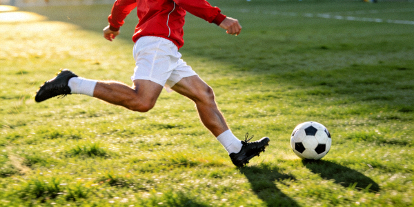 足球运动员在训练中射门